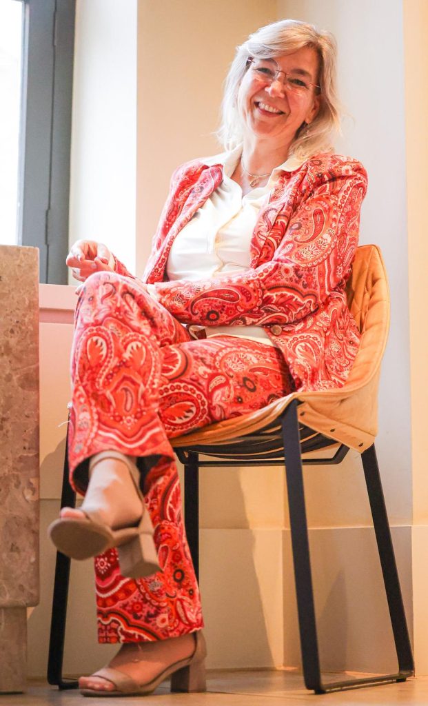 de-mel-methode-aanwezigheid-en-rust Melanie van De MEL Methode, ontspannen en open aanwezig tijdens haar werk.