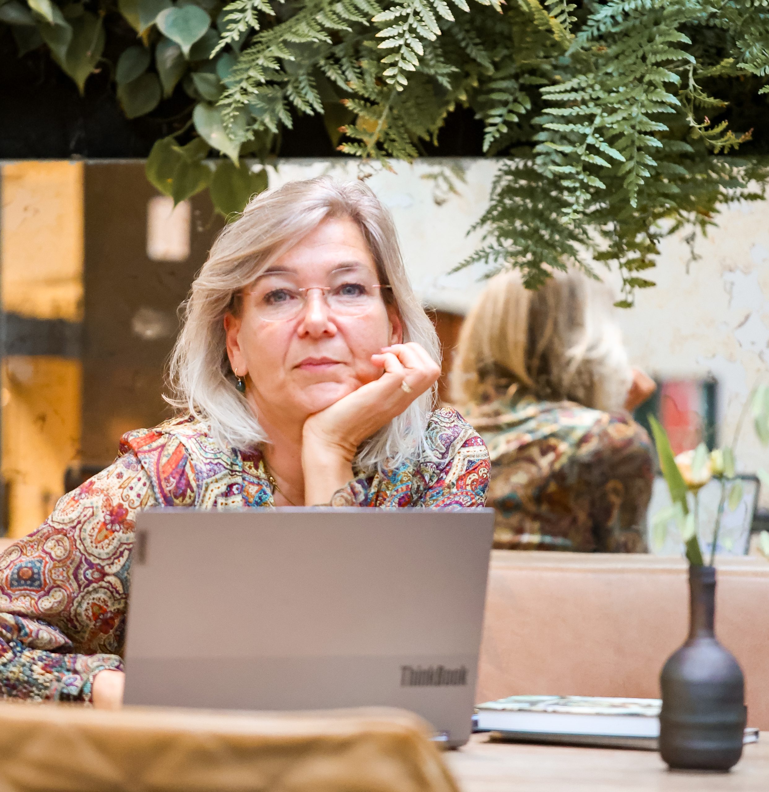 Melanie van De MEL Methode zit aan haar werkplek en kijkt in de camera.