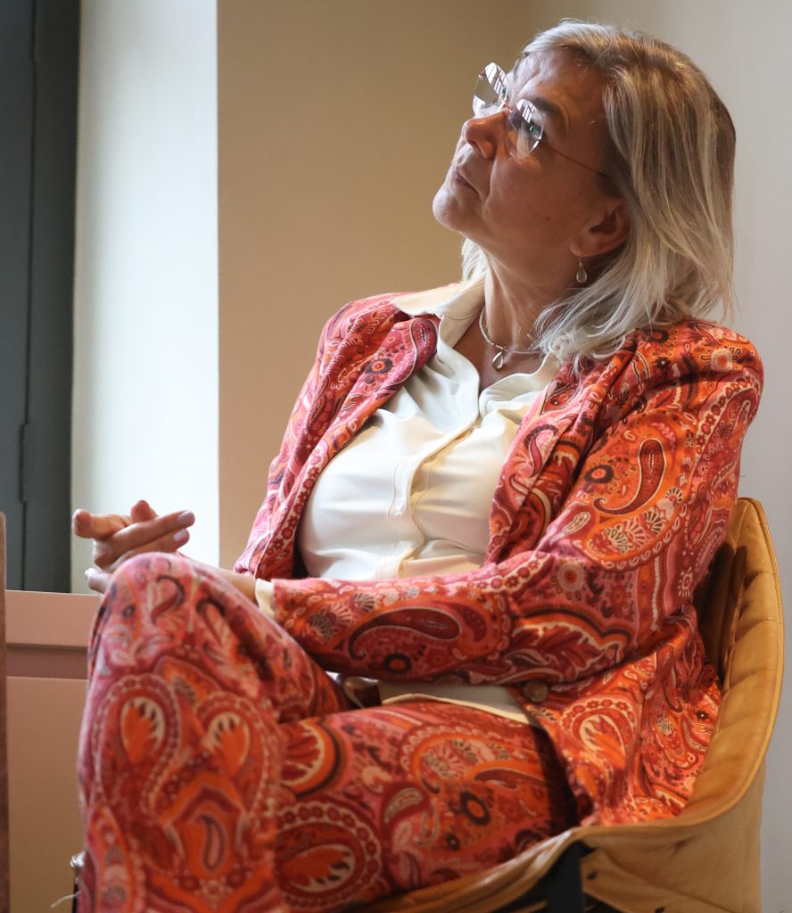 Melanie van De MEL Methode zit luisterend en aandachtig in gesprek.