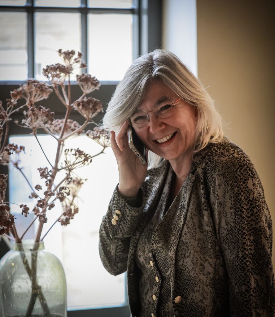 Melanie van De MEL Methode praat aan de telefoon.