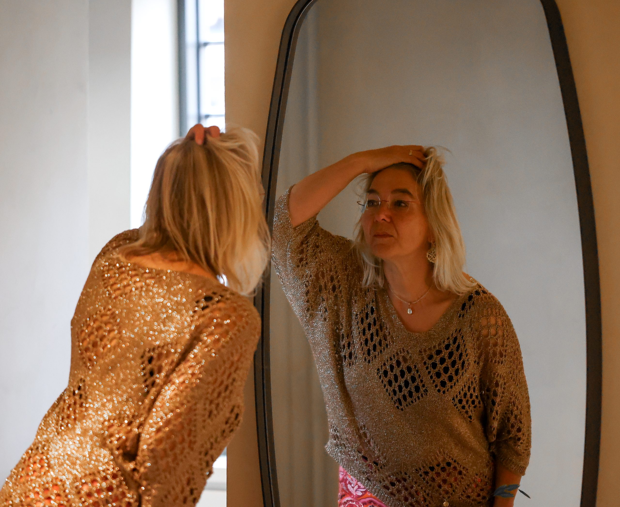 Melanie van De MEL Methode kijkt naar zichzelf in de spiegel.